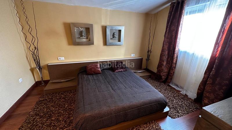 Foto 0bc01abf-0eda-4950-9e12-bb78813c7900. Chalet magnífico chalet en una sola planta, con salón comedor con chimenea, salón solarium, 4 dormitorios con armarios empotrados, el dor en Espartinas