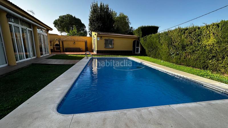 Foto 17f05183-2e17-4204-87fd-b936dd7ffa47. Chalet magnífico chalet en una sola planta, con salón comedor con chimenea, salón solarium, 4 dormitorios con armarios empotrados, el dor en Espartinas