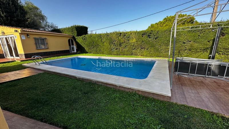 Foto 195527f6-7cb2-4b4c-a6f8-92df87faa7a1. Chalet magnífico chalet en una sola planta, con salón comedor con chimenea, salón solarium, 4 dormitorios con armarios empotrados, el dor en Espartinas