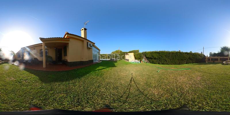 Foto 43238357-56ea-41d0-80e1-6aec19d80524. Chalet magnífico chalet en una sola planta, con salón comedor con chimenea, salón solarium, 4 dormitorios con armarios empotrados, el dor en Espartinas