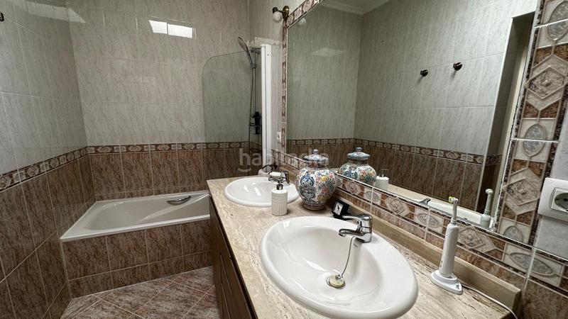 Foto bb700e22-bcbe-4fe7-9e79-44d8b1feed4e. Chalet magnífico chalet en una sola planta, con salón comedor con chimenea, salón solarium, 4 dormitorios con armarios empotrados, el dor en Espartinas