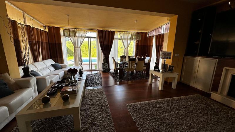 Foto bf8547ff-b872-43b2-b137-a8eb4ecc01e0. Chalet magnífico chalet en una sola planta, con salón comedor con chimenea, salón solarium, 4 dormitorios con armarios empotrados, el dor en Espartinas