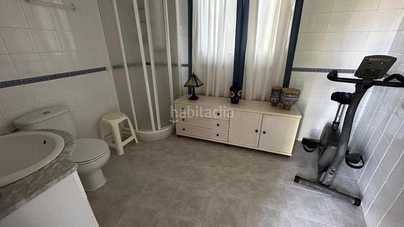 Foto d7dc7a77-56c2-43b1-b9a8-8ccddb41bf24. Chalet magnífico chalet en una sola planta, con salón comedor con chimenea, salón solarium, 4 dormitorios con armarios empotrados, el dor en Espartinas