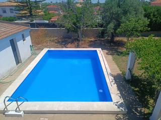 Xalet a Bollullos de la Mitación. Presentamos este bonito chalet individual, construido sobre una