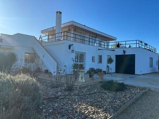 Xalet a Aznalcázar. Descripción de la propiedadse vende preciosa casa situada en un