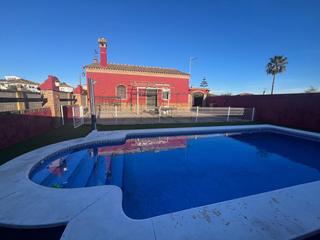 Xalet a Olivares. Gran parcela urbana de 900 metros cuadrados con gran piscina y z
