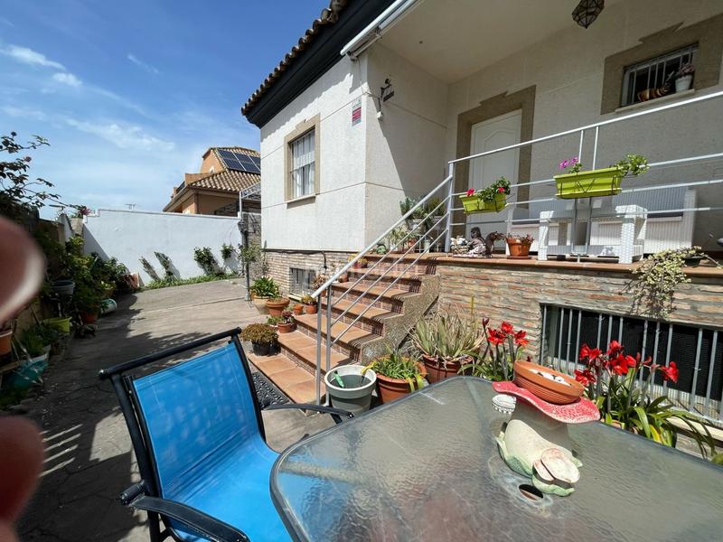 Foto 8b7ad4cc-9855-4e7e-8b0d-ded52a72cb68. Chalet precioso, chalés independiente, en una de las mejores zonas de la localidad , con todo lo necesario a la mano, buen a en Almensilla