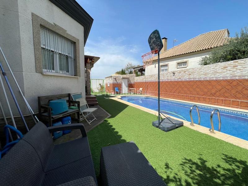 Foto cf320236-e3af-485f-abea-7472aac581e3. Chalet precioso, chalés independiente, en una de las mejores zonas de la localidad , con todo lo necesario a la mano, buen a en Almensilla