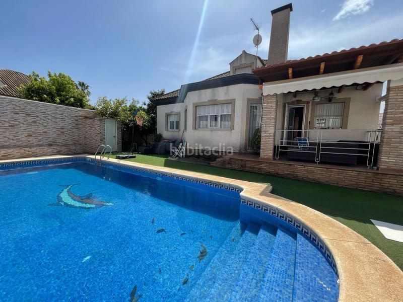 Foto d4453c7a-f407-4d1d-96d9-35023f3e57dc. Chalet precioso, chalés independiente, en una de las mejores zonas de la localidad , con todo lo necesario a la mano, buen a en Almensilla
