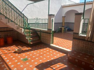 Casa adossada a Olivares. Estupenda casa de pueblo muy buen ubicada, consta de 1 planta  t