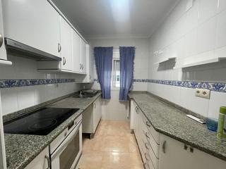 Flat in Castilleja de la Cuesta. Amplio piso junto al centro de castilleja de la cuesta, con todo