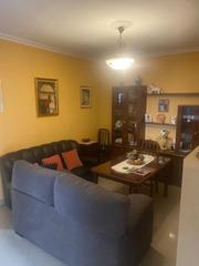 Appartement à Coria del Río. Casa en esquina con cochera y gran patio en coria del ríose vend