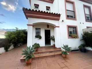 Casa a Huévar. Maravillosa vivienda en urbanización privada, en la localidad de