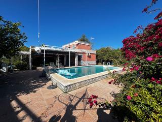 Chalet à Loreto. Chalet en espartinas con gran parcela, piscina, cocina exterior