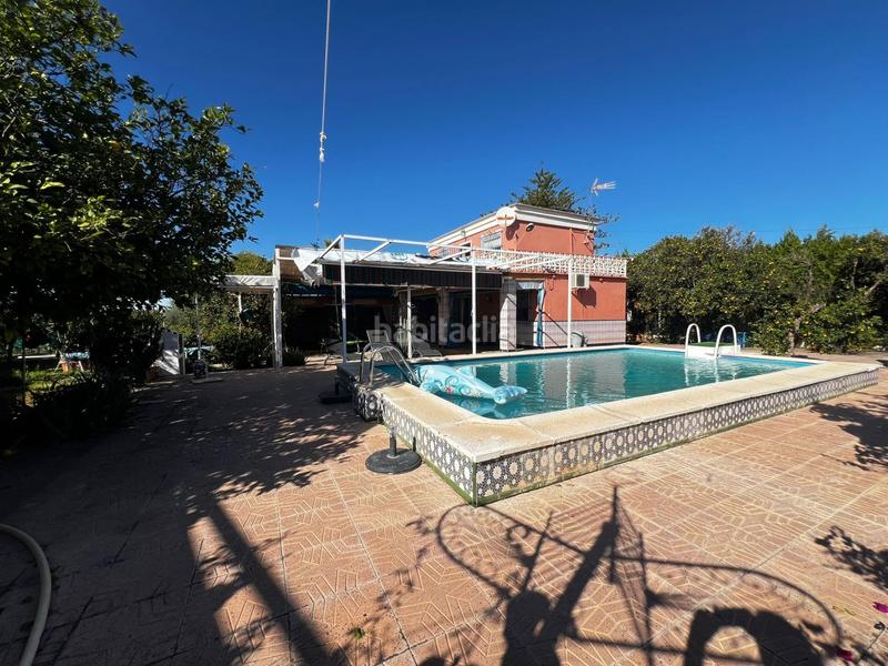 Foto 049b4734-4595-43b1-a2c3-6961479ac678. Chalet  con gran parcela, piscina, cocina exterior y garaje. tranquilidad y confort. en Espartinas