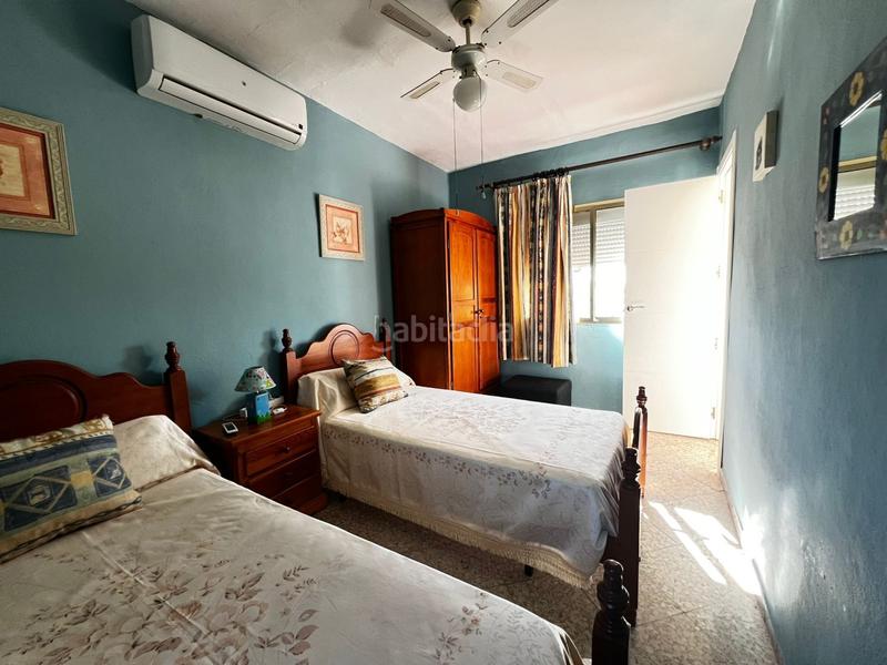 Foto 0b384a86-5d4e-4bb5-82fa-98f308689829. Chalet  con gran parcela, piscina, cocina exterior y garaje. tranquilidad y confort. en Espartinas