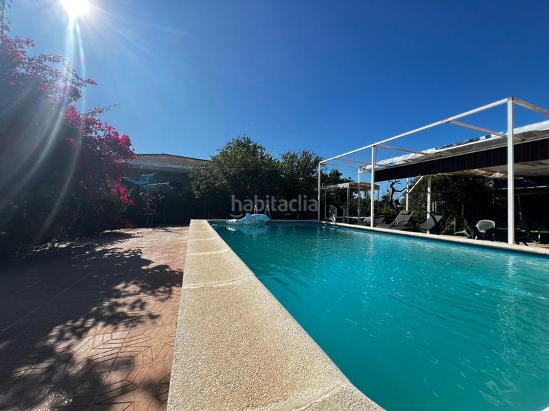 Foto 124d935b-2566-468c-a143-b9d634cf3ce8. Chalet  con gran parcela, piscina, cocina exterior y garaje. tranquilidad y confort. en Espartinas