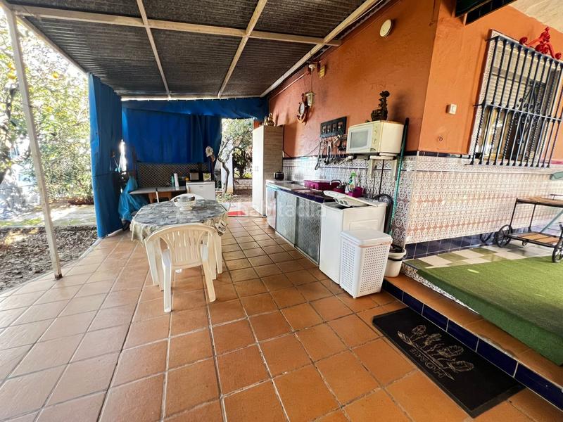 Foto 3b7157cf-9d2b-40a8-b1e9-b3cb8e07d30c. Chalet  con gran parcela, piscina, cocina exterior y garaje. tranquilidad y confort. en Espartinas