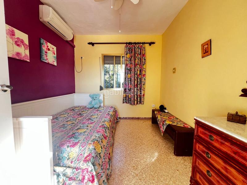 Foto 5ab43360-8583-4c3d-8e3e-b4eee19fcbe3. Chalet  con gran parcela, piscina, cocina exterior y garaje. tranquilidad y confort. en Espartinas