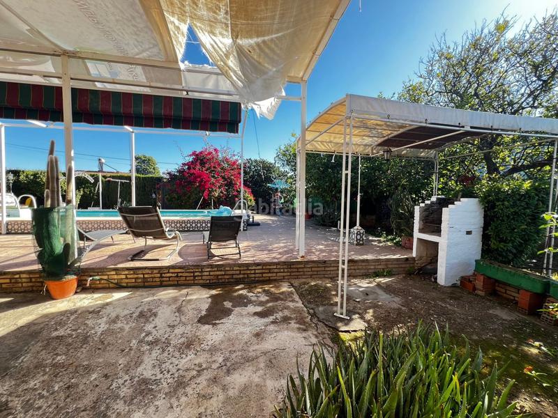 Foto 7ba09f35-1bb9-4366-9cf3-f1c74f2c4c8e. Chalet  con gran parcela, piscina, cocina exterior y garaje. tranquilidad y confort. en Espartinas