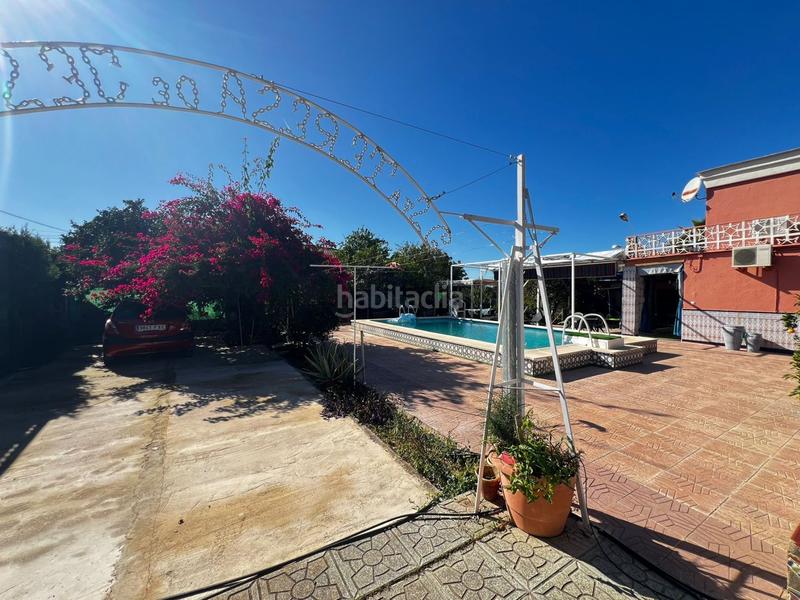 Foto ab698aa6-b094-41b1-9482-480221f216ae. Chalet  con gran parcela, piscina, cocina exterior y garaje. tranquilidad y confort. en Espartinas