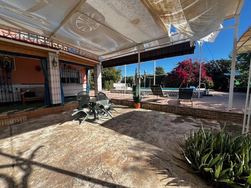 Foto aba03d9f-473d-4a75-8c3d-ada2ecdac8fe. Chalet  con gran parcela, piscina, cocina exterior y garaje. tranquilidad y confort. en Espartinas