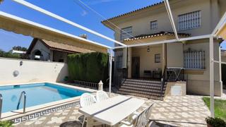 Chalet in Valencina de la Concepción. Estupendo chalet independiente en perfecto estado de conservació