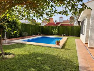 Piso en Gines. Precioso chalet con piscina y jardín privado a solo 15 minutos d