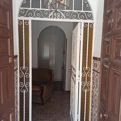 Casa adossada a Gelves. Casa de pueblo bien ubicada  cercana a comercios, colegios, sevi