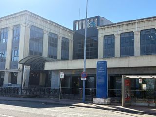 Rent Office space in Triana Oeste. Se alquila estupenda oficina situada en la isla de la cartuja, d
