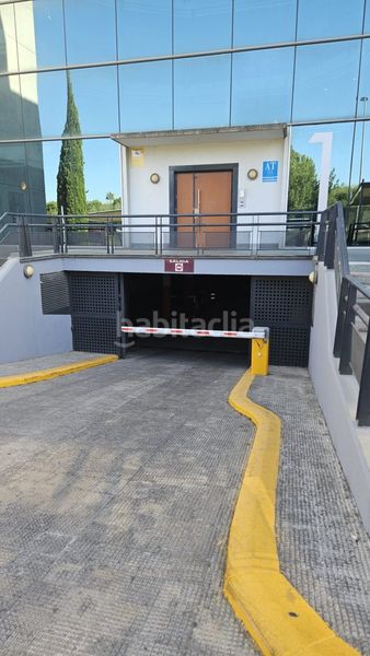 Foto f7db8d82-acab-4795-8de3-eb66cace4e1a. Pis amb calefacció piscina a Avenida Juan Diego Bormujos