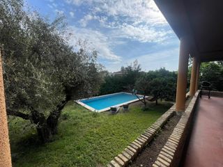 Chalet à Las Almenas. Imagina despertar cada mañana en un entorno exclusivo, rodeado d