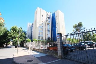 Pis a La Plata. Piso de 4 dormitorios y plaza de aparcamiento zona merca 80