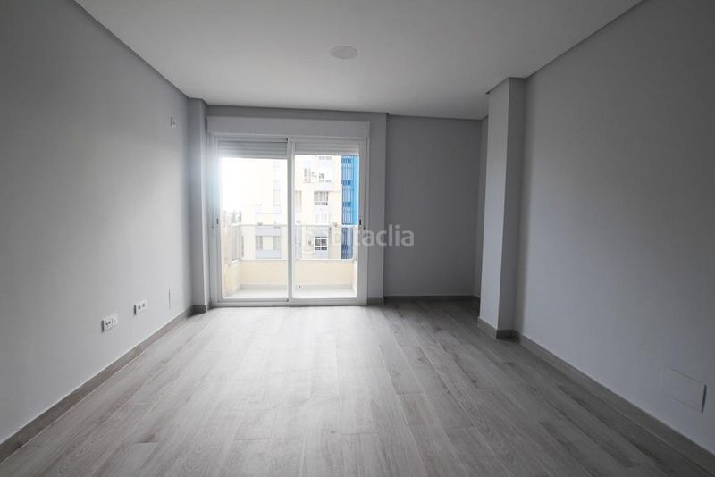 Foto ce0f91e5-5fd3-4387-b557-f8961e7f6e79. Piso  de 4 dormitorios y plaza de aparcamiento zona merca 80 en Jerez de la Frontera