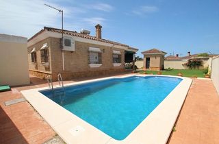Xalet a Cuatro Pinos - El Carmen. Chalet con piscina en carretera de sanlucar