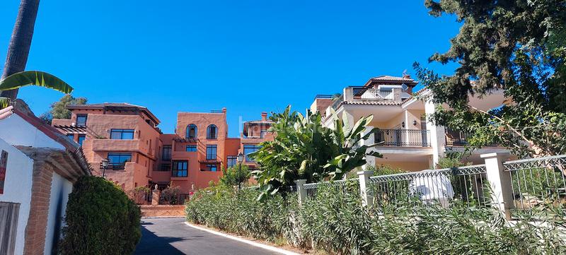Foto bb7894fd-82e6-49b2-9074-64678a33c694. Àtic amb xemeneia piscina a Paraiso - Barronal Estepona