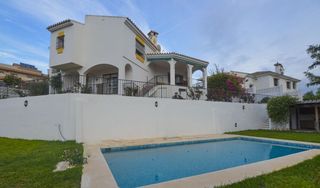 Chalet  Avenida del cantábrico. Chalet con piscina y garaje con posibilidad de ampliación.