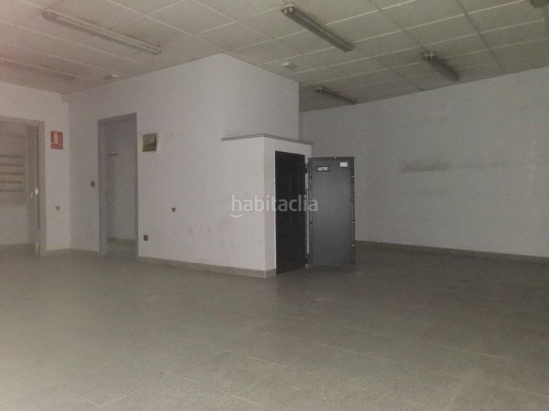 Foto c359d90d-dc6f-4c4b-804e-1f249d1701f0. Local comercial a calle amador de los ríos 38 a La Calzada - La Florida Sevilla
