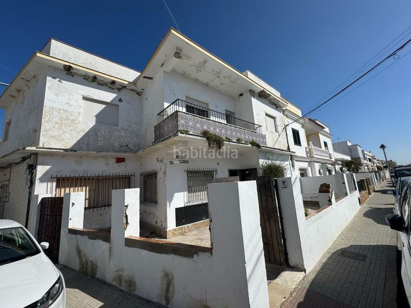 Foto e5af6ab3-0e5a-408f-bd36-713dcd9ed75f. Casa adossada a calle francisco lara y araujo 47 a Chipiona