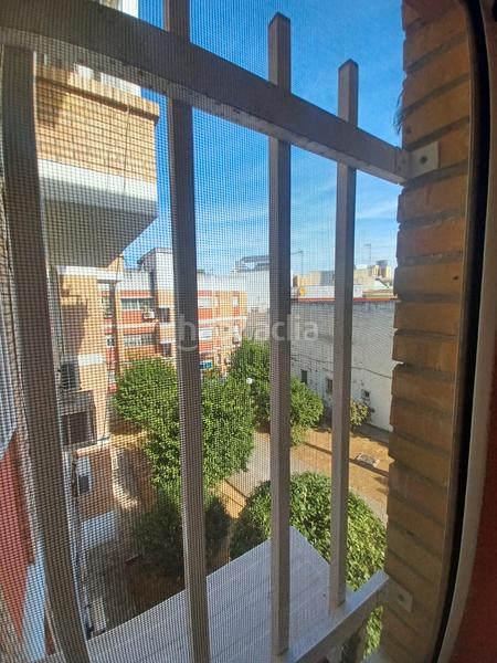 Foto 871f7354-f8b6-4e99-b3d8-c5f4ad459198. Piso descubre tu nuevo hogar en triana! en Barrio León Sevilla