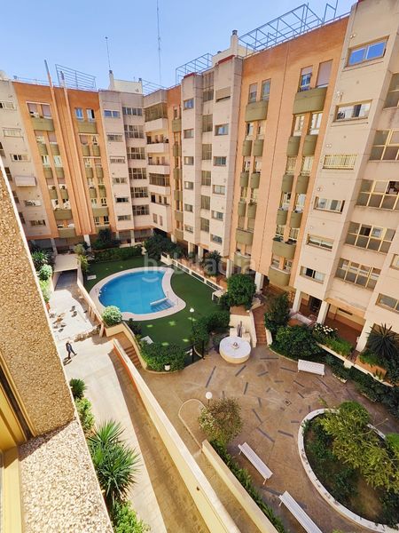 Foto cf16bd16-5d82-48c9-b44a-26ff95a22e79. Pis amb aparcament piscina a La Buhaira Sevilla