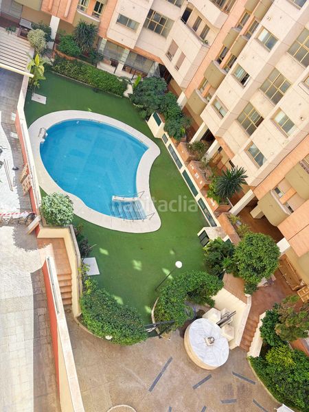 Foto d968385b-cf6b-4794-87c2-3d4005415bf6. Pis amb aparcament piscina a La Buhaira Sevilla