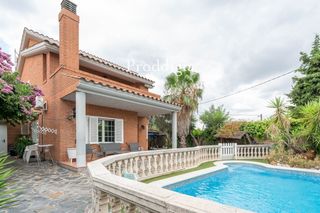 Chalet en Raval. Acogedor vivienda de 312 m2 construidos, 4 habitaciones dobles,