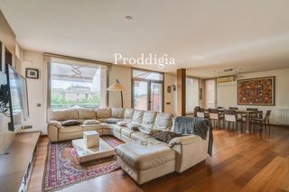 Casa  Benedetti. Espectacular casa de 815m2 con jardín, piscina y preciosas vista