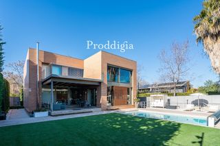 Casa en Arxiu-Estació. Fantástica casa de diseño con acabados de máxima gama en una de