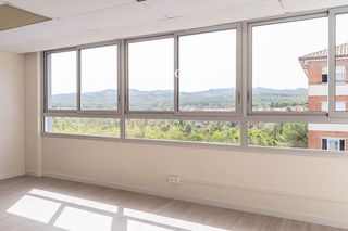 Miete Büro in El Coll. Oficina de venta y alquiler muy luminosa , amplia y bien ubicada