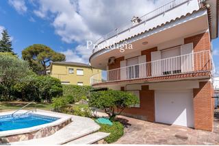 Xalet a Golf-Can Trabal. Casa familiar con 6 habitaciones y  luminosidad y amplitud al la