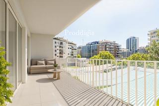 Pis  Calle de bori i fontestà. Luminosa vivienda familiar, a reformar, en turó park con terraza