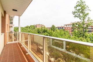 Pis  Francesc macià. Piso de 4 habitaciones en coll favà