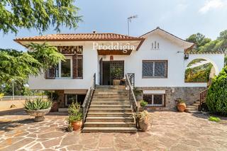 Chalet à La Floresta. Casa ideal reformada junto a los fgc con vistas espectaculares.
